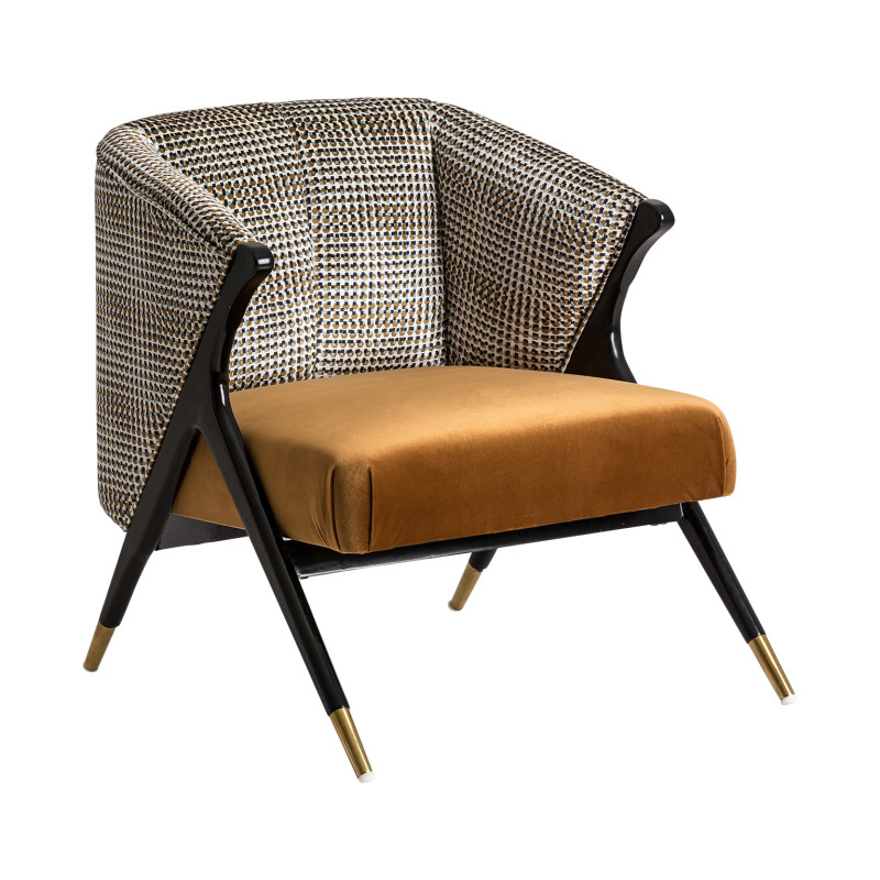 Silla de velours de color ocra con respaldo de diseño geométrico y estructura de madera negra